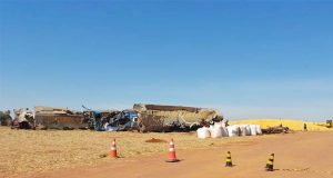 Rumo monta “operação de guerra” para recolher carga de milho espalhada após acidente com caminhão