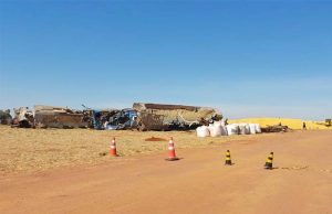 Rumo monta “operação de guerra” para recolher carga de milho espalhada após acidente com caminhão