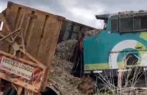Caminhão é atingido por composição da Rumo e 14 vagões descarrilam espalhando carga na ferrovia