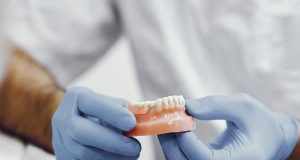 Com apenas um protético, Prefeitura espera aprovação de mais 4 para atender fila de espera