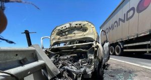 Depois de bater na defensa metálica carro pega fogo na Washington Luís em Ibaté