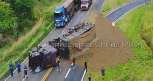 Caminhão tomba na rodovia e deixa carga de ração espalhada na SP-333, em Taquaritinga