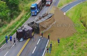 Caminhão tomba na rodovia e deixa carga de ração espalhada na SP-333, em Taquaritinga