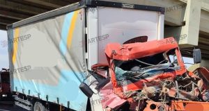 Acidente na Faria Lima em Matão interdita rodovia e deixa motorista preso nas ferragens do caminhão