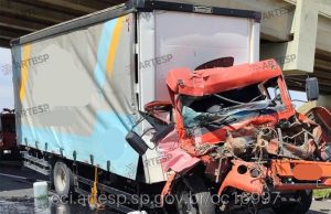 Acidente na Faria Lima em Matão interdita rodovia e deixa motorista preso nas ferragens do caminhão