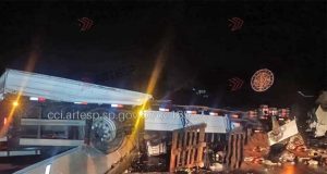 Carreta com carga de refrigerantes tomba na Washington Luís e provoca interdição da pista