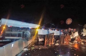 Carreta com carga de refrigerantes tomba na Washington Luís e provoca interdição da pista