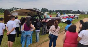 Alunos da rede municipal visitam Clube de Voo e conhecem de perto o universo da aviação