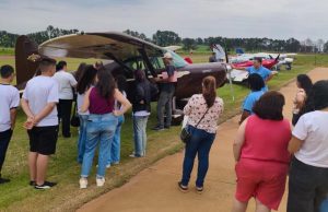 Alunos da rede municipal visitam Clube de Voo e conhecem de perto o universo da aviação