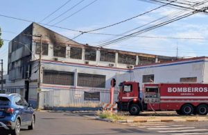 Incêndio na antiga Carlton assusta moradores próximos e apaga parte da história do comércio