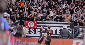 Corinthians vence o Atlético e dorme bem mais distante da zona de rebaixamento do Brasileirão