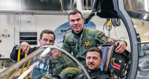 Para atender pedido de Gripens da Ucrânia, Embraer precisará aumentar fábrica em Gavião