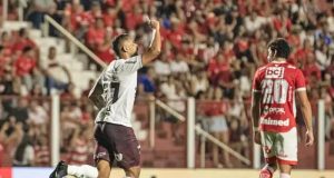 Depois de um primeiro tempo sofrível, Ferroviária arranca empate em Goiânia contra o Vila Nova