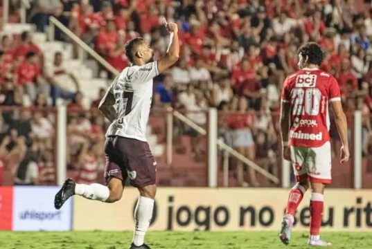 Depois de um primeiro tempo sofrível, Ferroviária arranca empate em Goiânia contra o Vila Nova