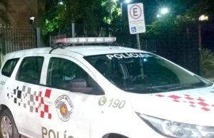 Estudante tomada por suposto surto psicótico ataca segurança com seringa em escola de Araraquara