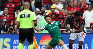Flamengo vence o Palmeiras em jogo polêmico e encosta na liderança do Brasileirão