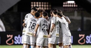 Santos perde para o Vitória e segue bem perto da zona de rebaixamento na Série A do Brasileiro