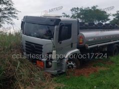 Motorista perde o controle de caminhão-tanque com 15 mil litros de combustíveis e vai parar no mato
