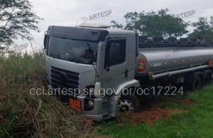 Motorista perde o controle de caminhão-tanque com 15 mil litros de combustíveis e vai parar no mato