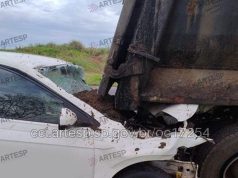 Carro com paciente bate na traseira de caminhão e deixa uma pessoa morta na SP-333 e três feridos