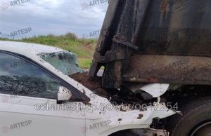 Carro com paciente bate na traseira de caminhão e deixa uma pessoa morta na SP-333 e três feridos