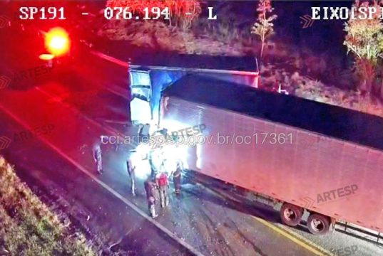 Criminosos roubam caminhão e na fuga pela contramão na rodovia causam acidente frontal