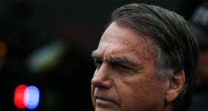 Ex-presidente Jair Bolsonaro é preso pela Polícia Federal na sua casa em Brasília neste sábado