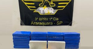 PM intercepta ônibus de viagem em Araraquara e prende casal que escondia cocaína em malas