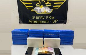 PM intercepta ônibus de viagem em Araraquara e prende casal que escondia cocaína em malas