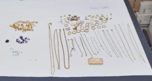 Polícia Rodoviária apreende barra de ouro, joias e pedras preciosas na SP-255 em Araraquara