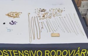 Polícia Rodoviária apreende barra de ouro, joias e pedras preciosas na SP-255 em Araraquara