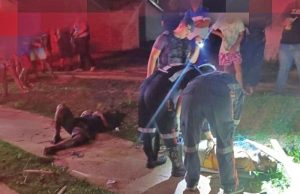 Cansados pela falta de segurança e roubos seguidos no bairro, moradores espancam supostos ladrões