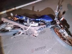 Motociclista e garupa batem no guard-rail, voltam para a pista e morrem atropelados por vários veículos