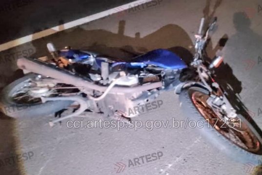 Motociclista e garupa batem no guard-rail, voltam para a pista e morrem atropelados por vários veículos