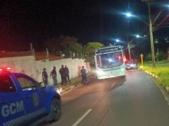 Homens roubam ônibus da Paraty, derrubam semáforo e são presos pela Guarda Municipal