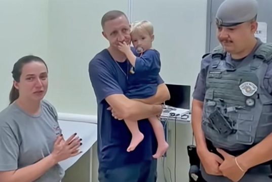 Mãe chora de emoção ao agradecer policiais que salvaram seu filho que estava engasgado