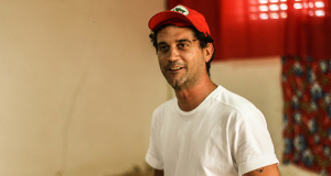 Ex-líder da banda Cordel do Fogo Encantado, Lirinha participa da Flisol nesta quinta (6)