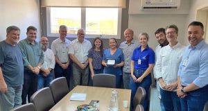 Setor de OPME da Santa Casa de Araraquara recebe homenagem da instituição