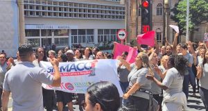 Segundo dia de manifestação de trabalhadores na porta da Prefeitura que deve R$ 9 milhões à Soluções