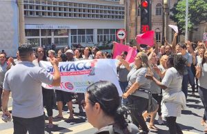 Segundo dia de manifestação de trabalhadores na porta da Prefeitura que deve R$ 9 milhões à Soluções