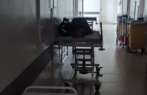 Sem energia e problemas com gerador, UPA no Melhado atende pacientes no escuro