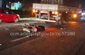 Motociclista morre ao bater na traseira de carreta na Rodovia Washington Luís