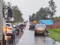 Engavetamento de veículos em pista molhada na SP-215 em São Carlos causa lentidão na rodovia