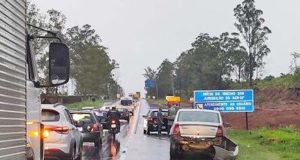 Engavetamento de veículos em pista molhada na SP-215 em São Carlos causa lentidão na rodovia