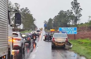 Engavetamento de veículos em pista molhada na SP-215 em São Carlos causa lentidão na rodovia