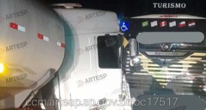 Árvore cai sobre a pista em Dois Córregos, ônibus freia e carreta bate na traseira