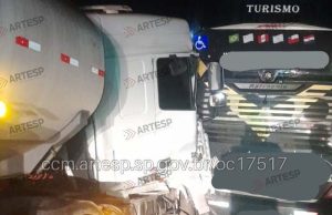 Árvore cai sobre a pista em Dois Córregos, ônibus freia e carreta bate na traseira