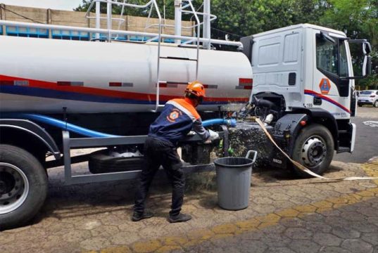 Depois de 40 anos, Araraquara recebe caminhão-tanque trucado e reforça estrutura da Defesa Civil