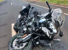 Motociclista morre ao bater com Kawasaky 1100 na traseira de caminhão. Garupa está em estado grave.
