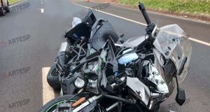 Motociclista morre ao bater com Kawasaky 1100 na traseira de caminhão. Garupa está em estado grave.